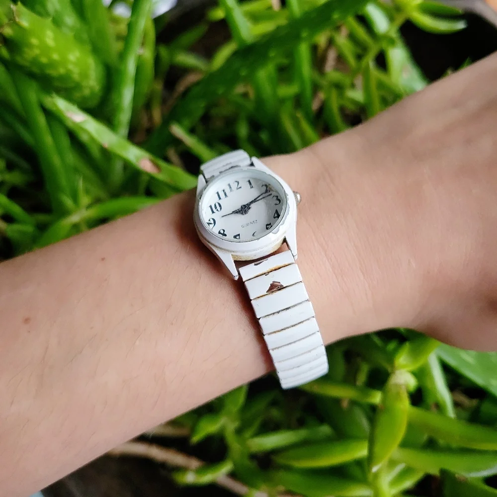 Vintage White Quartz Stretch Watch - Picture 5 of 8